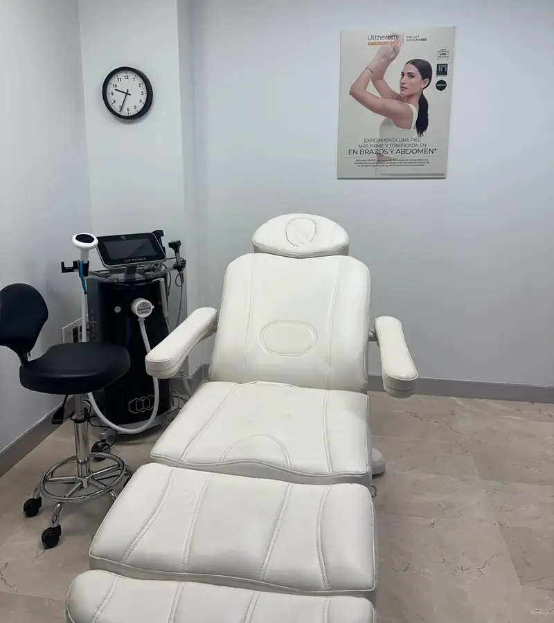 Camilla de tratamiento y equipo en la cabina de Estetikap, centro de estética en Málaga
