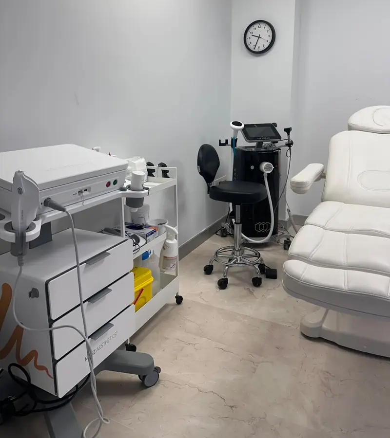 Equipos de aparatología estética junto a la camilla en la cabina de Estetikap
