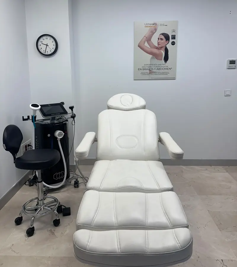 Cabina de tratamiento de Estetikap en Málaga con camilla blanca y equipo de aparatología