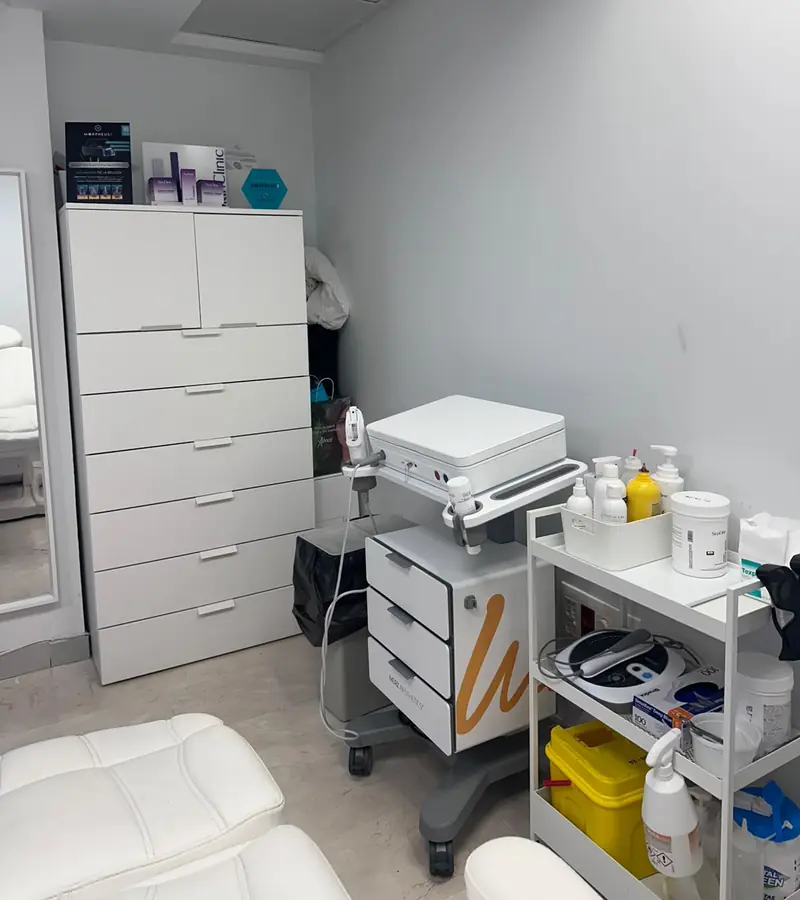 Armario y carro con el material de tratamiento en la cabina de Estetikap