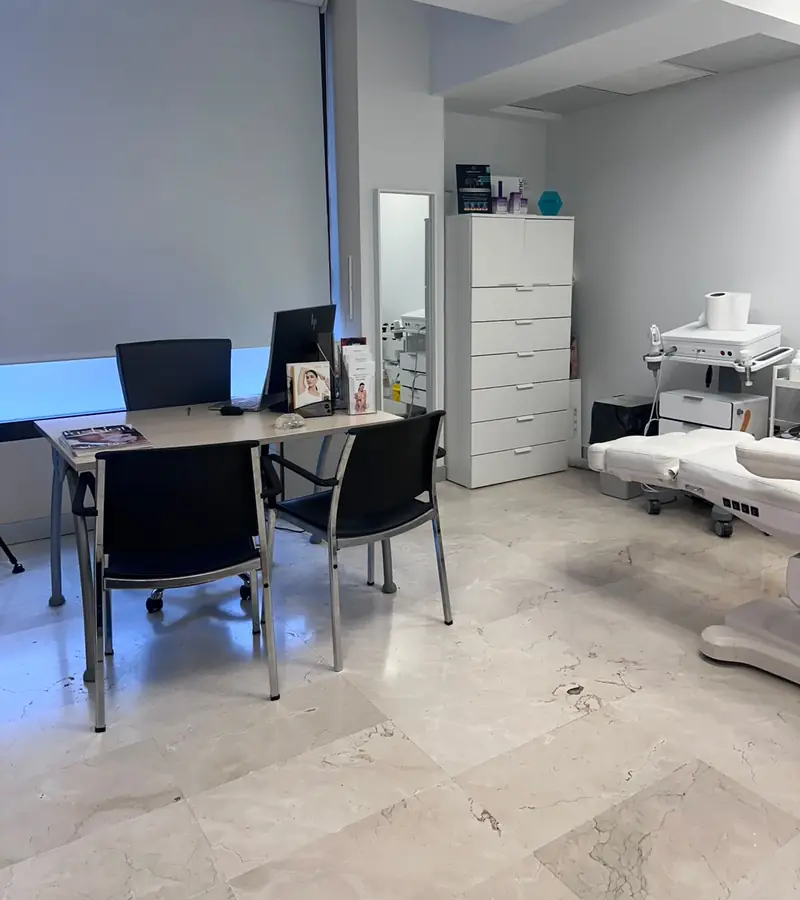 Zona de valoración previa con mesa y sillas en la consulta de Estetikap en Málaga
