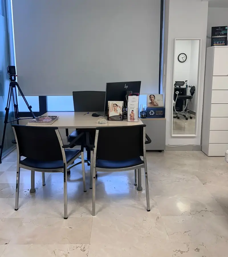 Mesa de la zona de valoración donde se estudia cada caso antes del tratamiento en Estetikap